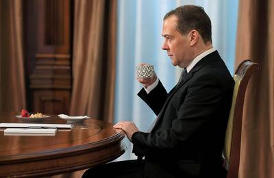Москва должна приостановить дипломатические отношения с ЕС – Медведев