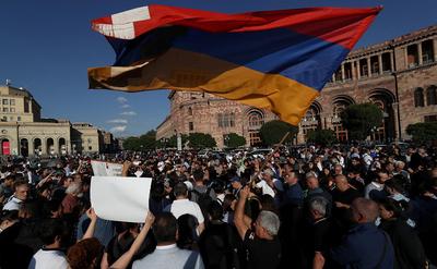 Столкновения протестующих с полицейскими в столице Армении
